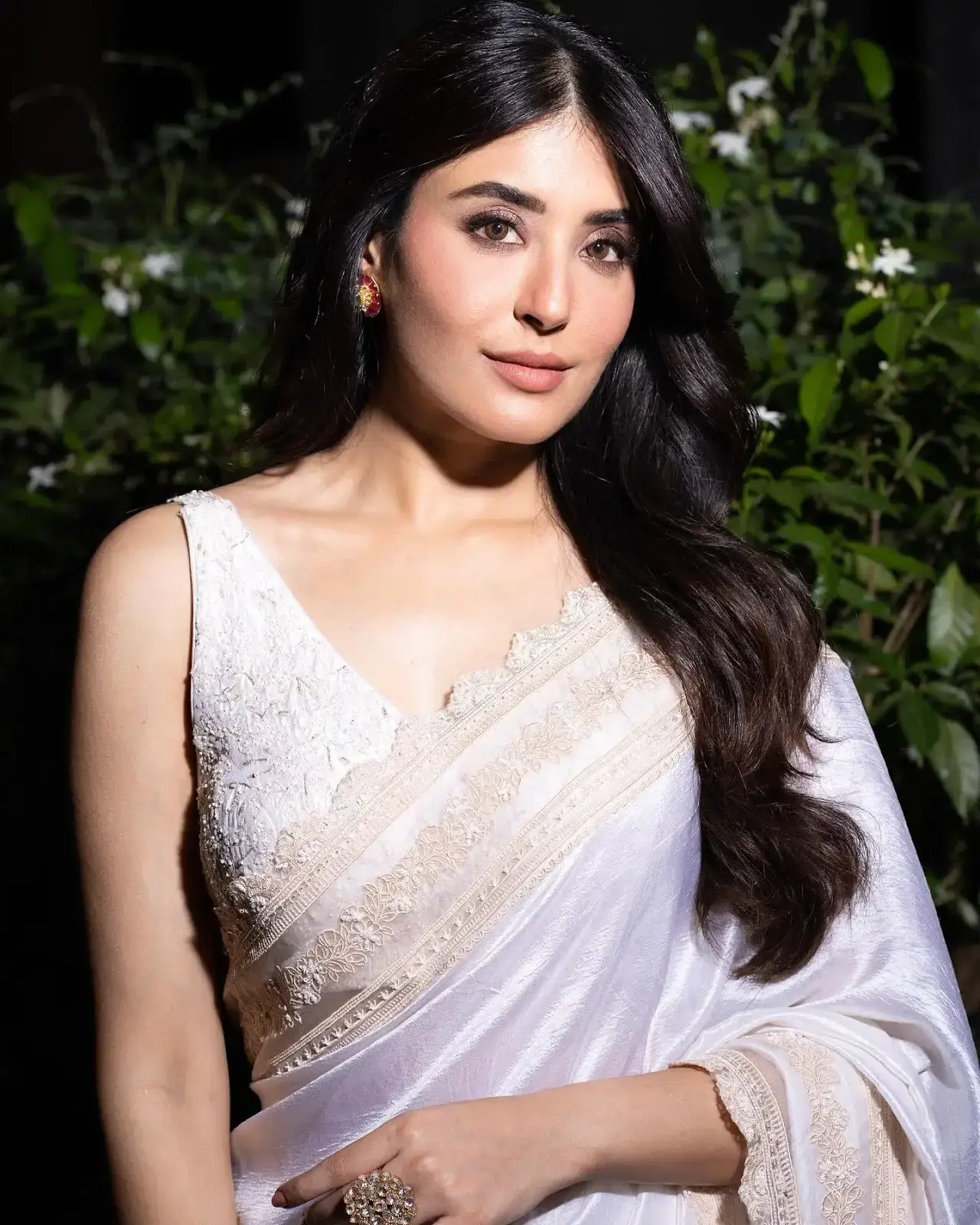 NORTH INDIAN GIRL KRITIKA KAMRA IMAGES IN WHITE SAREE